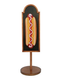 Hotdog auf Angebotstafel auf Ständer vergrößert