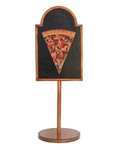 Pizzastück auf Angebotstafel auf Ständer vergrößert