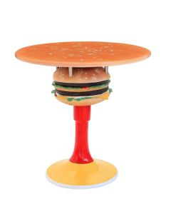 Tisch mit Burger und Ständer und großer Fläche vergrößert