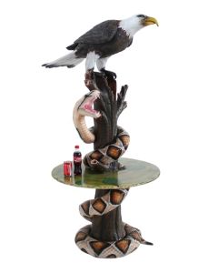 Schlange und Adler auf Baumstamm Tisch lebensgroß