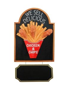 Hühnchen und Pommes auf Angebotstafel mit Angebotsschild vergrößert