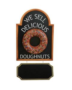 Donut braun auf Angebotstafel mit Angebotsschild vergrößert