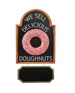 Donut rosa auf Angebotstafel mit Angebotsschild vergrößert