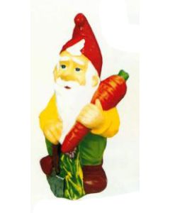 kleiner Gartenzwerg im Beet mit Mohrrübe verkleinert