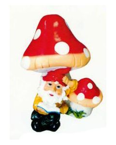 Gartenzwerg ließt Buch unter Fliegenpilz verkleinert