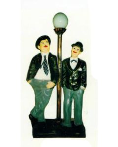 Dick und Doof stehend an Laterne verkleinert