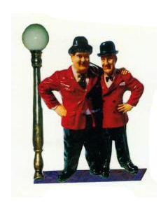 Dick und Doof Arm in Arm mit Laterne verkleinert