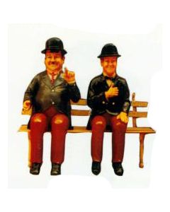 Dick und Doof sitzend auf Bank verkleinert
