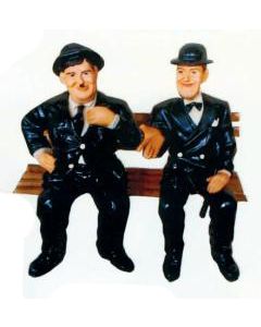 Dick und Doof im Anzug auf Sitzbank verkleinert