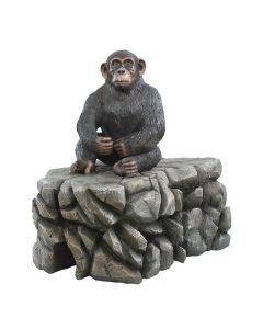 Affe sitzend lebensgroß