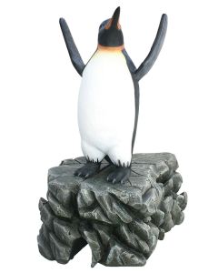 Pinguin mit gehobenen Flossen lebensgroß