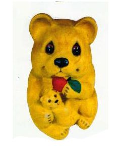 sitzender Teddy mit Apfel und Kind lebensgroß
