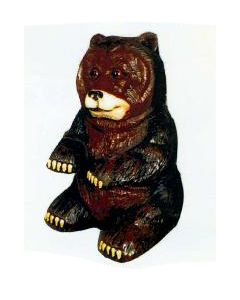 sitzender kleiner Braunbär verkleinert