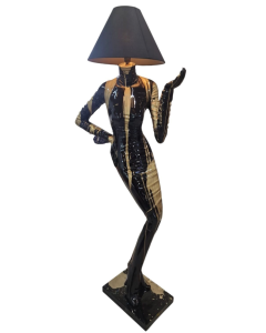 große moderne Stehlampe als Frauenfigur schwarz gold  / Lady Lampe lebensgroß