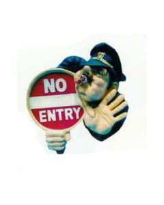 Zutritt verboten Schild *No Entry* mit Polizisten verkleinert