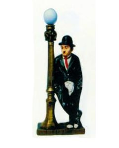 Charlie Chaplin anlehnend an Laterne verkleinert