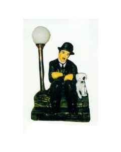 Charlie Chaplin sitzend auf Stufe klein verkleinert