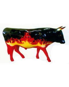 großer Stier mit feuriger Bemalung Flammen lebensgroß