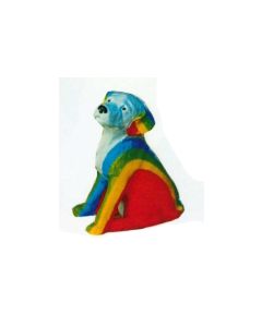 sitzender Hund mit Regenbogen bemalt lebensgroß