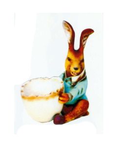 kleiner Osterhase mit Eierschale als Gefäß lebensgroß