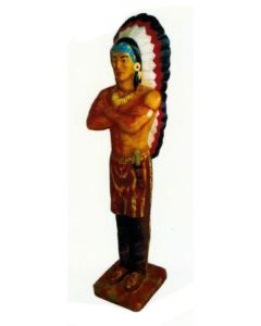 großer Indianerhäuptling mit verschränkten Armen lebensgroß