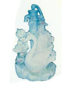 Fee mit Märchenschwan am Brunnen verkleinert