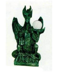 Drachen mit Kugel als Stehlampe verkleinert