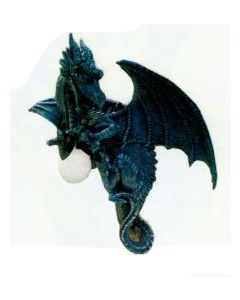 fliegender Drache als Lampe beschützt Kugel verkleinert