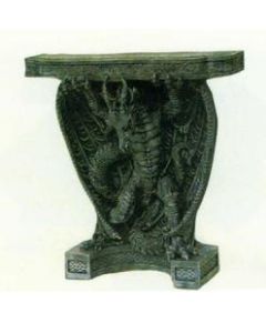starker Drache als Tischchen verkleinert