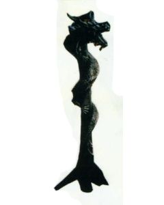 Drache umschlingt Baumstamm groß verkleinert