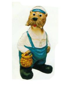 Robbe als Seemann mit Fischkorb lebensgroß