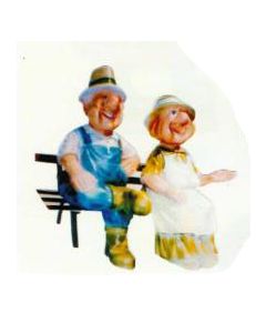 Oma und Opa sitzen beide auf Bank verkleinert