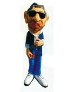 mittelgroßer Schauspieler mit Sonnenbrille und Zigarette verkleinert