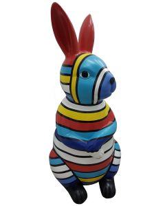 Hase mit bunter Streifenbemalung lebensgroß