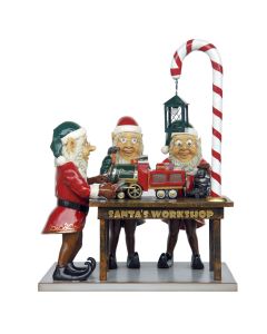 Drei Weihnachtselfen in Weihnachtswerkstatt lebensgroß