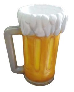 volles Bierglas mit Schaum übergroß XXL