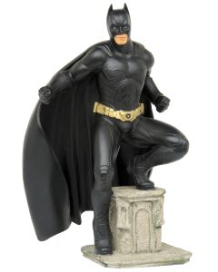 kleiner Batman stehend auf Säule lebensgroß