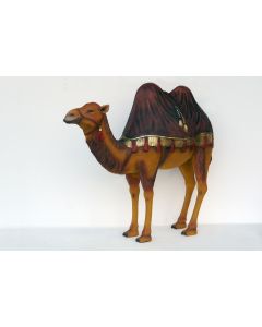 orientalisches Kamel mit dunkelrotem Tuch lebensgroß