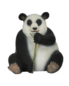 sitzender Pandabär mit Bambus lebensgroß