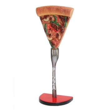 Pizzastück auf Gabel groß vergrößert