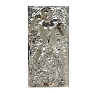 Boxer als chromfarbende Wandtafel verkleinert