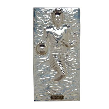 Basketballspieler als chromfarbende Wandtafel verkleinert