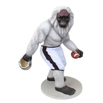 Yeti Footballspieler lebensgroß