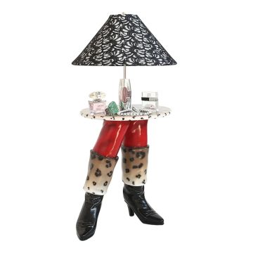 Schwarze Stiefel Lampentisch lebensgroß