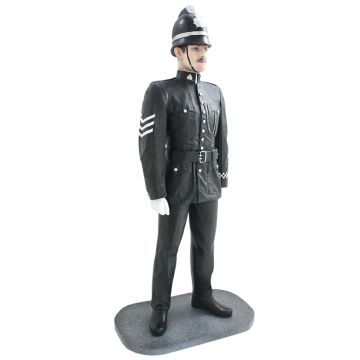 Britischer Polizist mit Helm lebensgroß