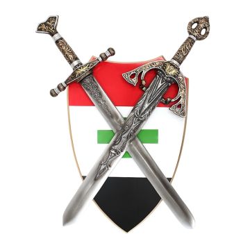 Schild Rot Weiß Schwarz mit grünem Kreuz und Schwertern davor lebensgroß