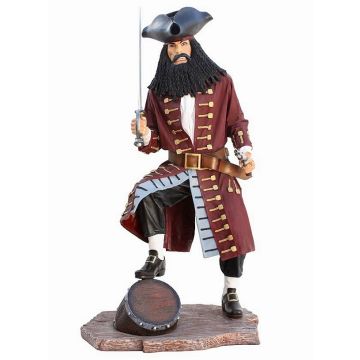 Pirat Blackbeard auf Weinfass lebensgroß