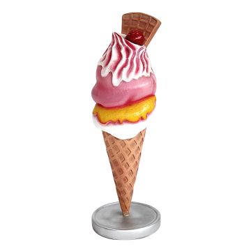 Eis Erdbeere mit Waffel mittel vergrößert