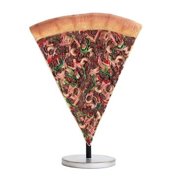 Pizzastück auf kleinem Ständer vergrößert