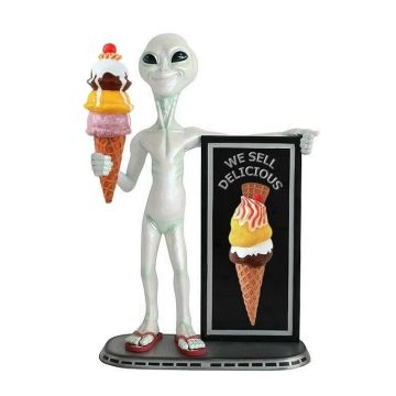 Alien mit EisAngebotstafel und Eis lebensgroß